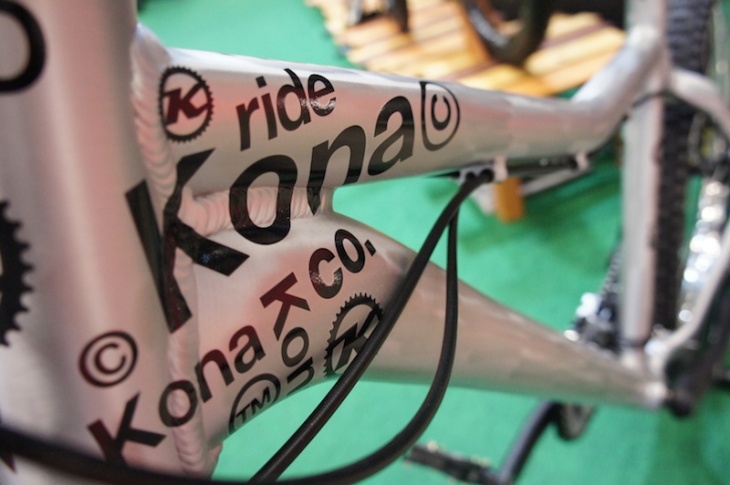 2025 お歳暮【公式】 - 人気ブランド なんともユニークでカッコいいグラフィックのKONA FIVE-O 自転車本体